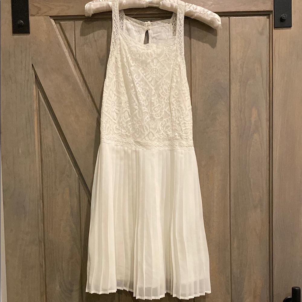 Hollister Cream Lace and Chiffon Pleated Dress
Size Small